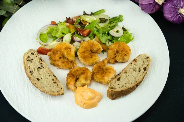 Çıtır ekmek ve salatalı kızarmış karides.