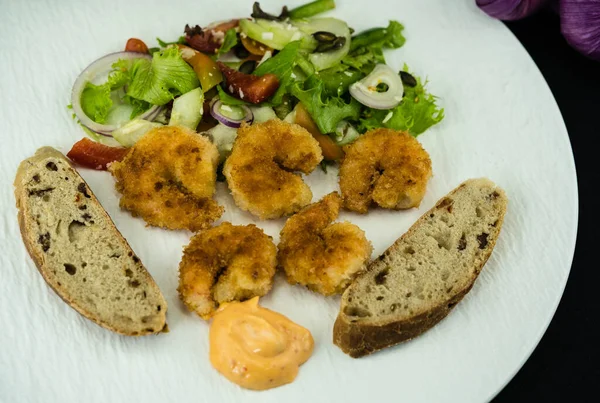 Çıtır ekmek ve salatalı kızarmış karides.