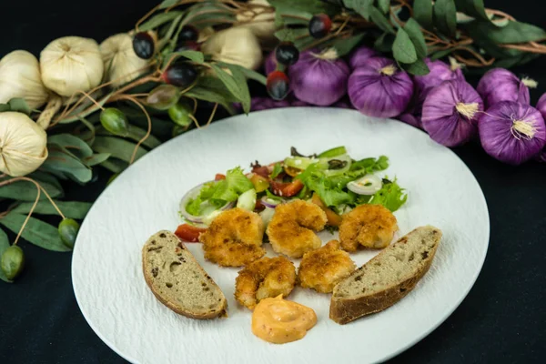 Çıtır ekmek ve salatalı kızarmış karides.