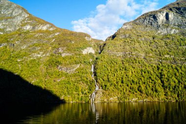Ünlü Geiranger Fjord 'da bir yolcu gemisiyle