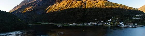 Statkiem Wycieczkowym Przez Słynny Fiord Geiranger — Zdjęcie stockowe