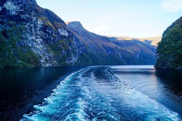 Con Una Nave Crociera Attraverso Famoso Fiordo Geiranger — Foto Stock