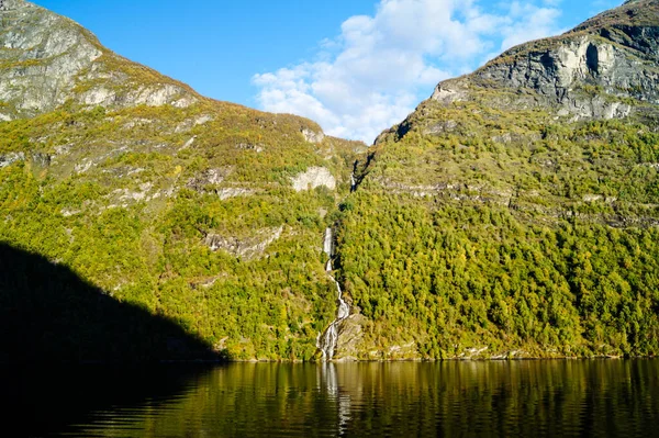 Con Una Nave Crociera Attraverso Famoso Fiordo Geiranger — Foto Stock