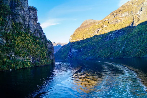 乘坐游轮穿过著名的Geiranger峡湾 — 图库照片