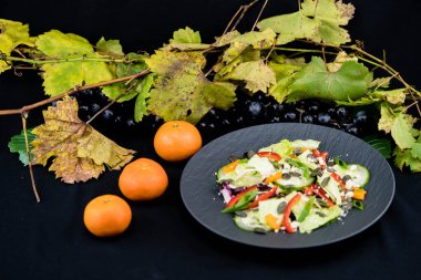 Sonbahar ışığında üzüm yaprakları ve üzümler