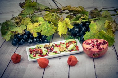 Sonbahar ışığında üzüm yaprakları ve üzümler