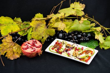 Sonbahar ışığında üzüm yaprakları ve üzümler