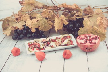 Sonbahar ışığında üzüm yaprakları ve üzümler