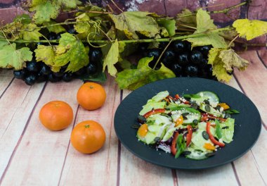 Sonbahar ışığında üzüm yaprakları ve üzümler