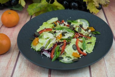 Sonbahar ışığında üzüm yaprakları ve üzümler