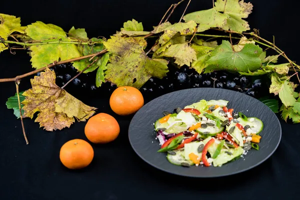 Sonbahar ışığında üzüm yaprakları ve üzümler