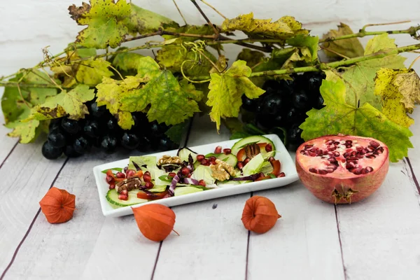 Sonbahar ışığında üzüm yaprakları ve üzümler