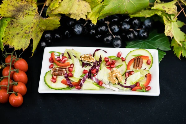 Sonbahar ışığında üzüm yaprakları ve üzümler