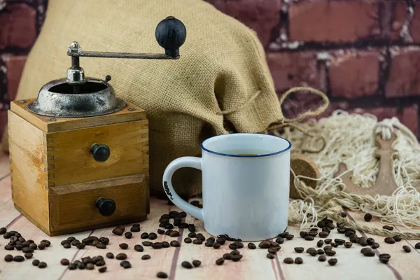 Geröstete Kaffeebohnen Und Eine Vitage Kaffeemühle — Stockfoto