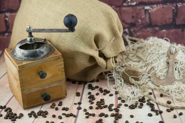 Kavrulmuş kahve çekirdekleri ve kahve öğütücüsü.