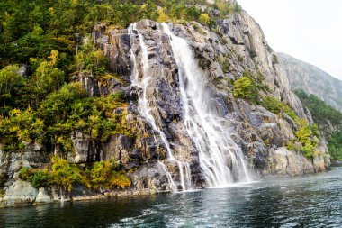 Lysefjord 'da ünlü Hengjanefossen şelalesiyle kaya oluşumu.