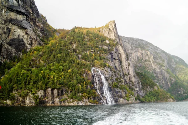 Formation Rocheuse Dans Lysefjord Avec Célèbre Cascade Hengjanefossen — Photo