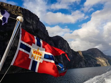 Norveç fiyortlarında bir yolcu gemisiyle