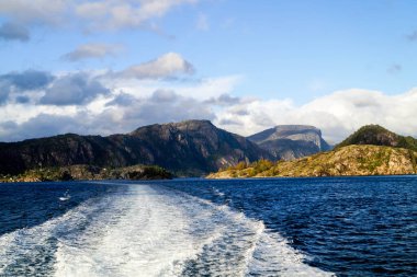 Norveç fiyortlarında bir yolcu gemisiyle