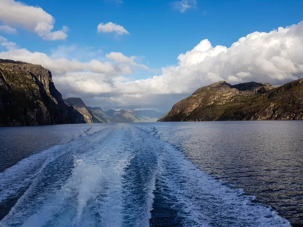 Con Una Nave Crociera Nei Fiordi Norway — Foto Stock