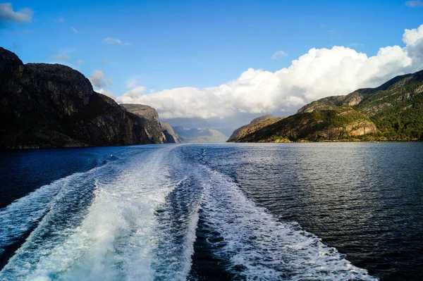 Con Una Nave Crociera Nei Fiordi Norway — Foto Stock