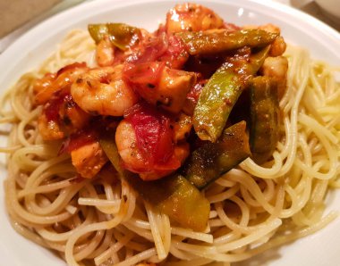 İtalyan spesiyali karidesli spagetti alla busara makarna