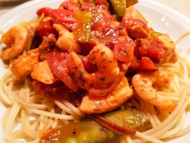 İtalyan spesiyali karidesli spagetti alla busara makarna