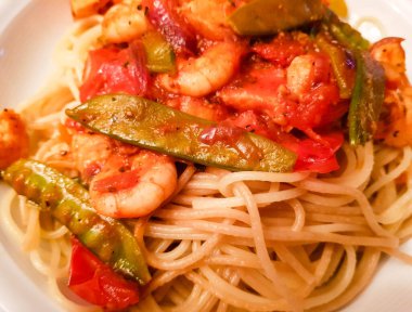 İtalyan spesiyali karidesli spagetti alla busara makarna