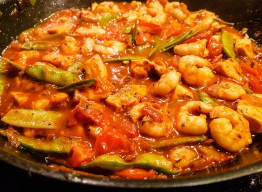 İtalyan spesiyali karidesli spagetti alla busara makarna