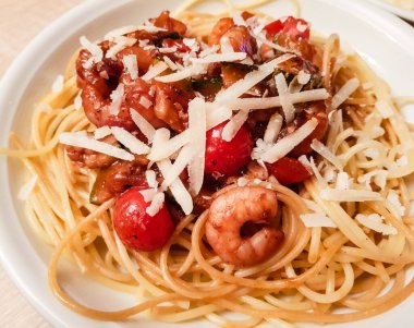 İtalyan spesiyali karidesli spagetti alla busara makarna