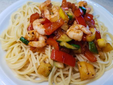 İtalyan spesiyali karidesli spagetti alla busara makarna