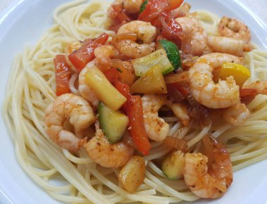 İtalyan spesiyali karidesli spagetti alla busara makarna