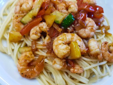 İtalyan spesiyali karidesli spagetti alla busara makarna