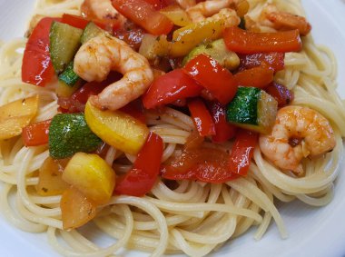 İtalyan spesiyali karidesli spagetti alla busara makarna