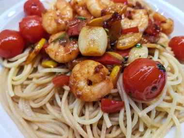 İtalyan spesiyali karidesli spagetti alla busara makarna