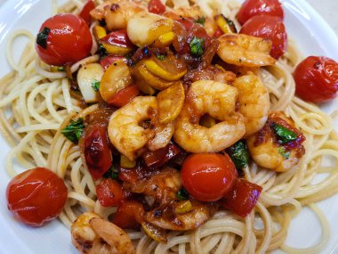 İtalyan spesiyali karidesli spagetti alla busara makarna