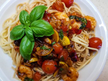 İtalyan spesiyali karidesli spagetti alla busara makarna