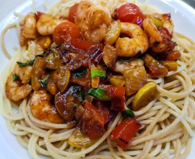 İtalyan spesiyali karidesli spagetti alla busara makarna