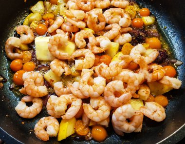 İtalyan spesiyali karidesli spagetti alla busara makarna