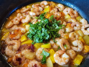 İtalyan spesiyali karidesli spagetti alla busara makarna