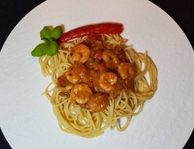 İtalyan spesiyali karidesli spagetti alla busara makarna