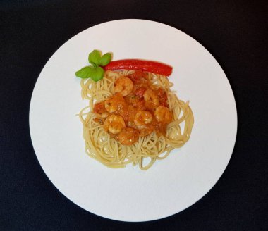 İtalyan spesiyali karidesli spagetti alla busara makarna