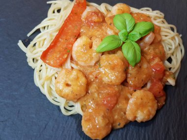 İtalyan spesiyali karidesli spagetti alla busara makarna