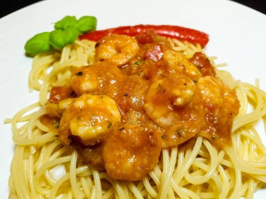 İtalyan spesiyali karidesli spagetti alla busara makarna