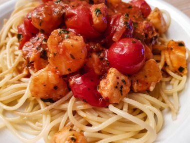 İtalyan spesiyali karidesli spagetti alla busara makarna