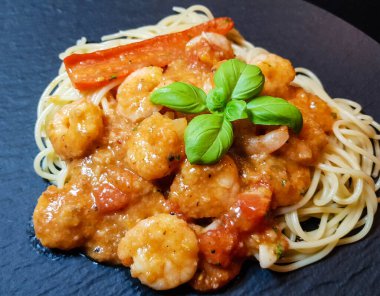 İtalyan spesiyali karidesli spagetti alla busara makarna