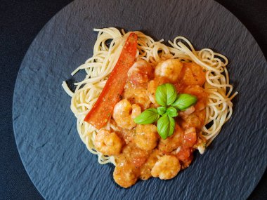 İtalyan spesiyali karidesli spagetti alla busara makarna