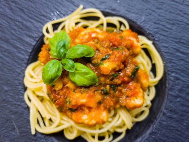 İtalyan spesiyali karidesli spagetti alla busara makarna