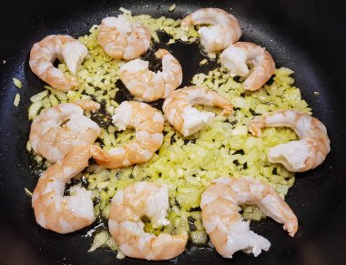 İtalyan spesiyali karidesli spagetti alla busara makarna