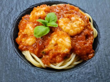 İtalyan spesiyali karidesli spagetti alla busara makarna